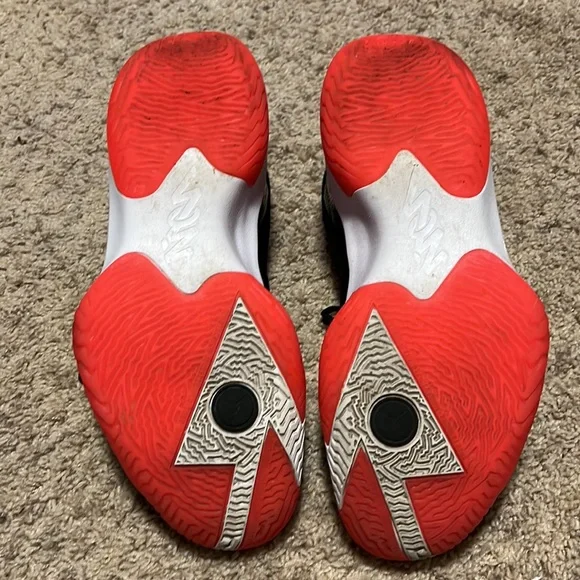 Jordan Zion 1 Colorway Black Crimson - Picture 4 of 4